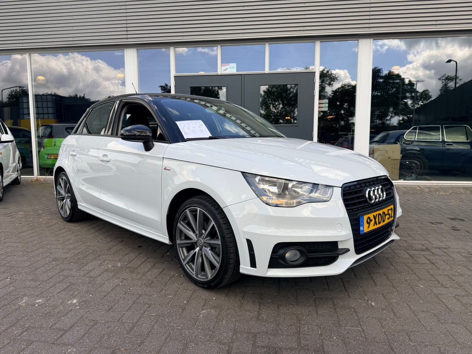Audi A1 S Line Sportback Parelmoer Wit |Navi |17 Inch|NAP!!!, Voorwielaandrijving, Euro 5, Stof, Zwart
