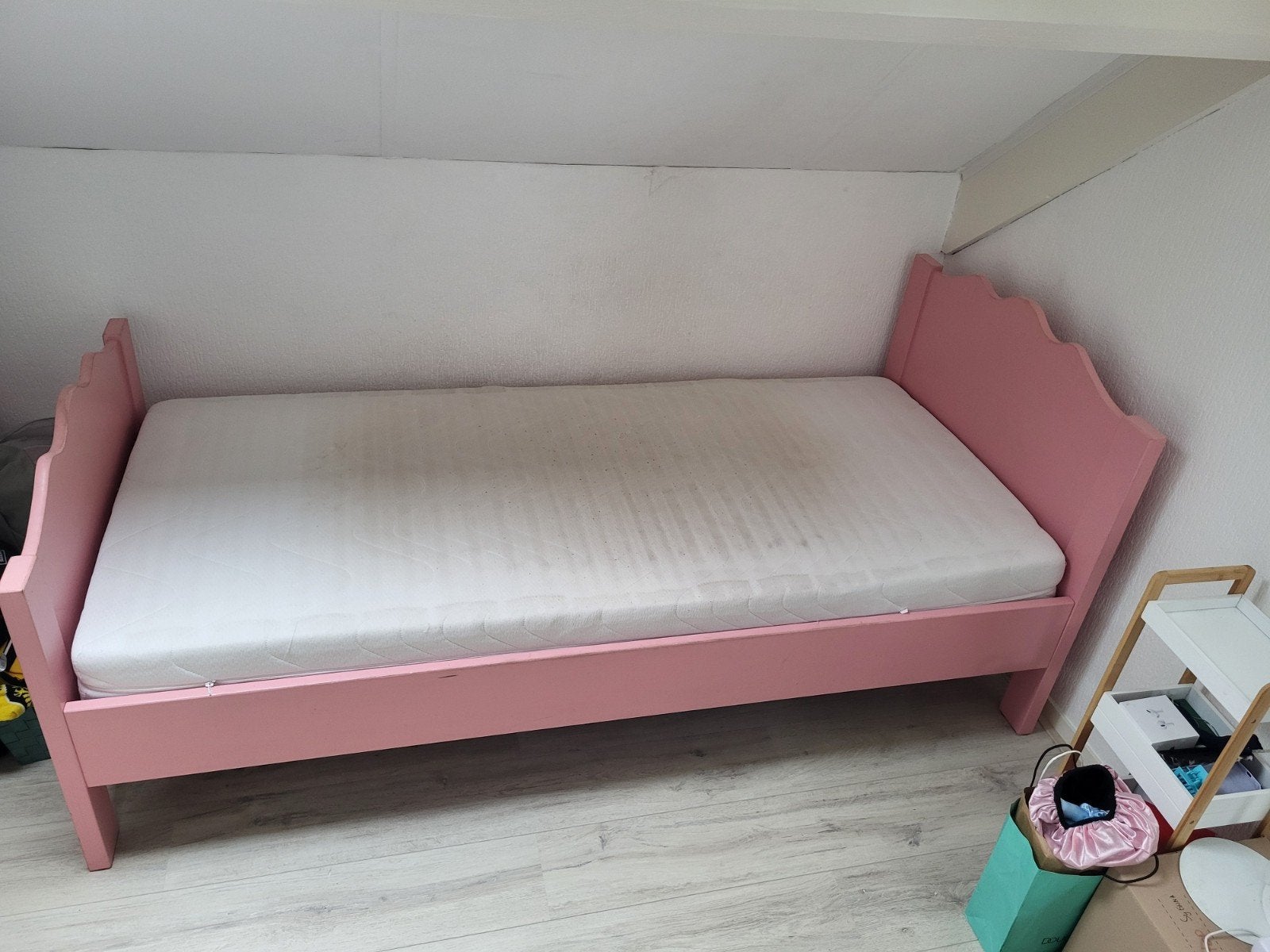 Roze massief houten kinderbed, Ophalen, 85 tot 100 cm, Gebruikt, Lattenbodem