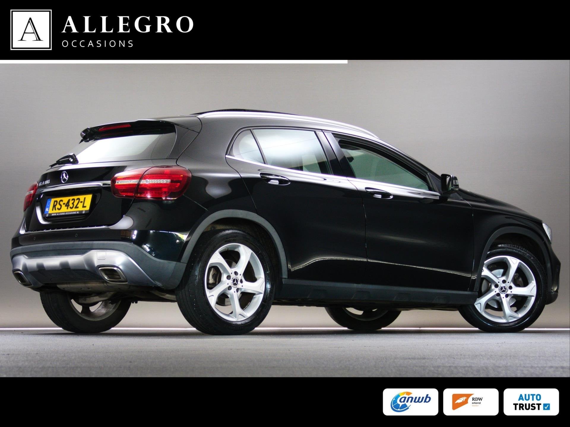 Mercedes-Benz GLA-Klasse 180 Ambition (SCHUIF-/KANTELDAK, NA, Auto's, Gebruikt, 4 cilinders, 715 kg, Leder en Stof