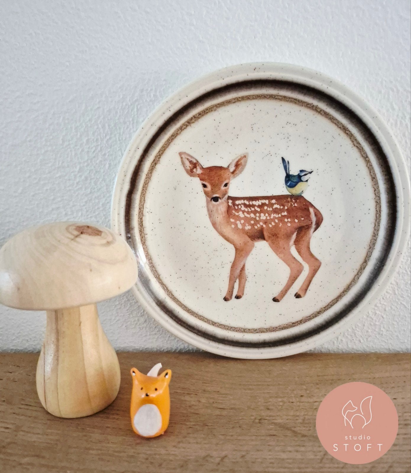 Vintage bord voor aan de muur -Studio Stoft- hert & koolmees, Verzenden, Steen/keramiek, Zo goed als nieuw, Wandbord of Wandpaneel