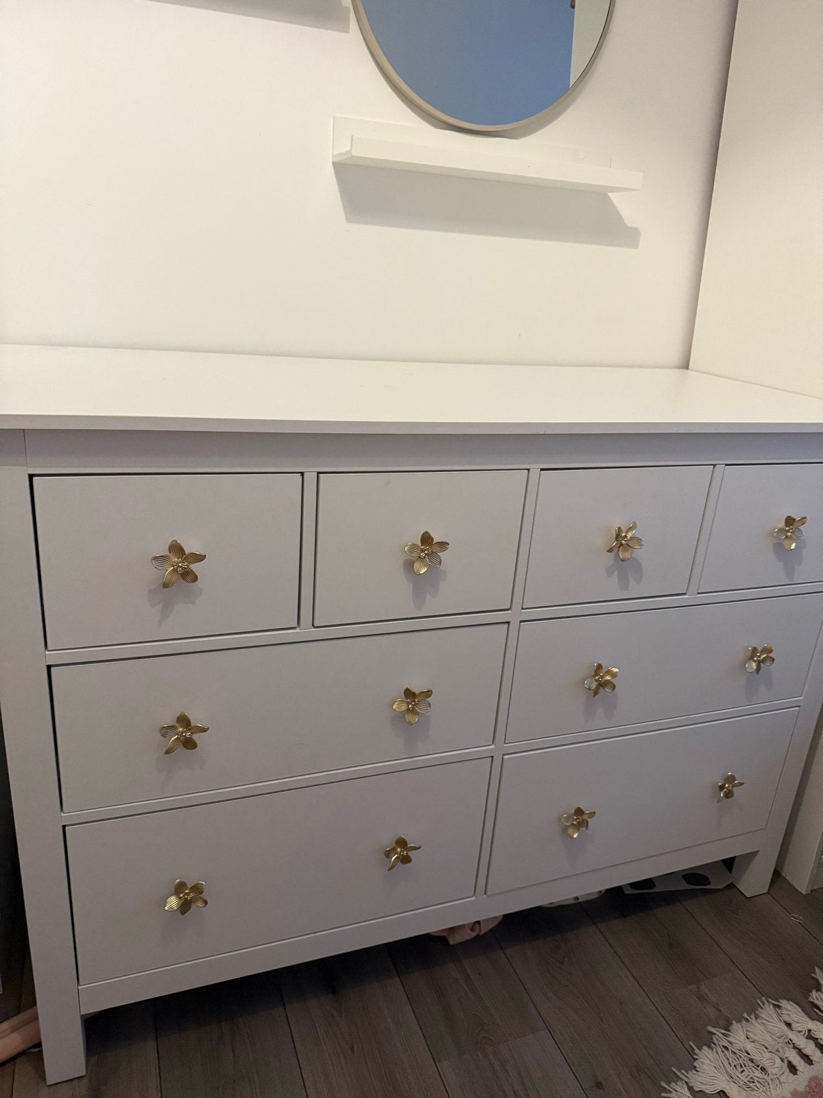 Witte ladekast met 9 lades en gouden bloemknoppen comoden, Ophalen, Gebruikt, 100 tot 150 cm, 5 laden of meer