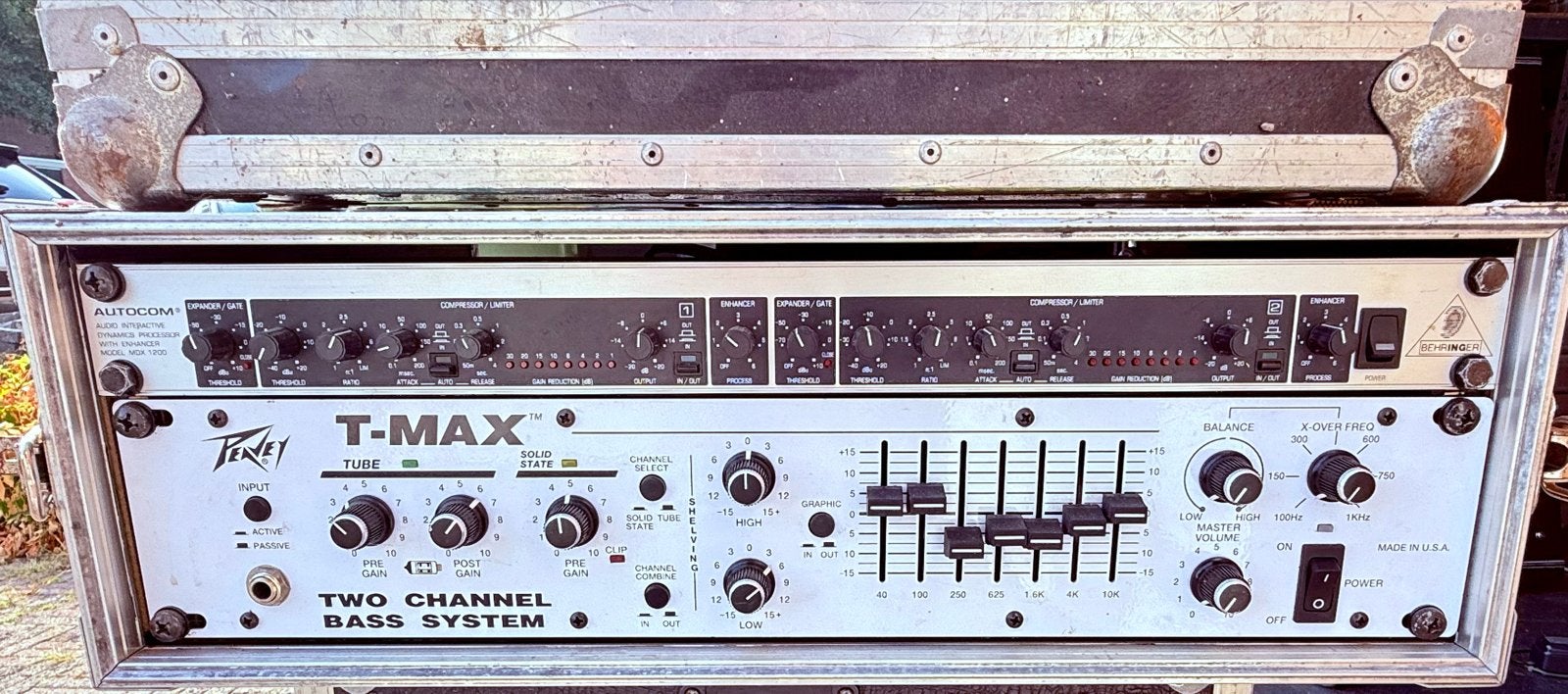Peavey T-Max basversterker met compressor in flightcase, Ophalen, Gebruikt, Basgitaar, 100 watt of meer