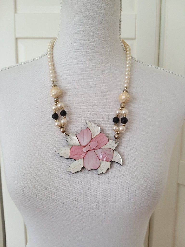 Vintage 60s fake parel met parelmoer bloem hanger ketting 2, Met hanger, Kunststof, Gebruikt, Wit