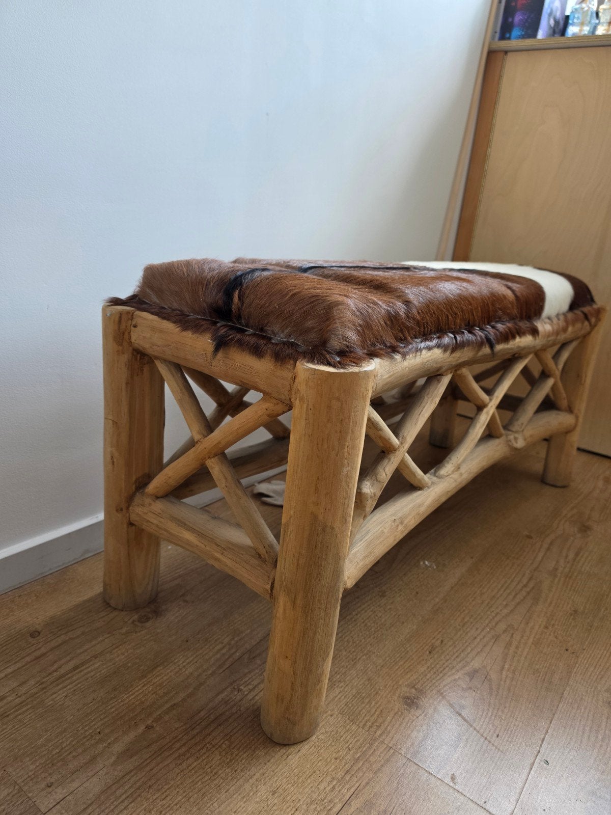 Decoratieve bank met koeienhuid - 100x40x36cm, Ophalen, Gebruikt, Rustiek, Landelijk, Bohemian, Bruin