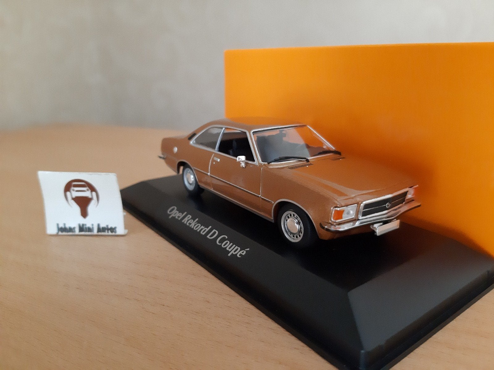 Opel Rekord D Coupe 1975 goud-metallic van Maxichamps 1:43