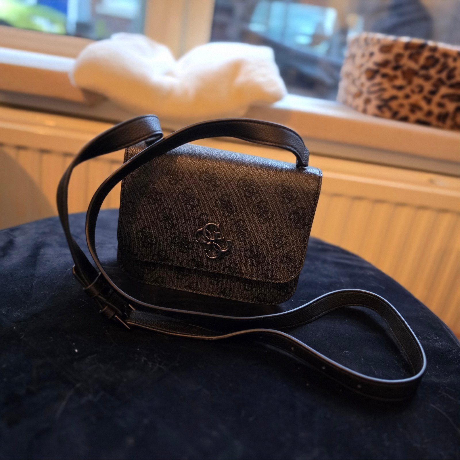 GUESS handtasje, Ophalen, Zwart, Nieuw, Met slot