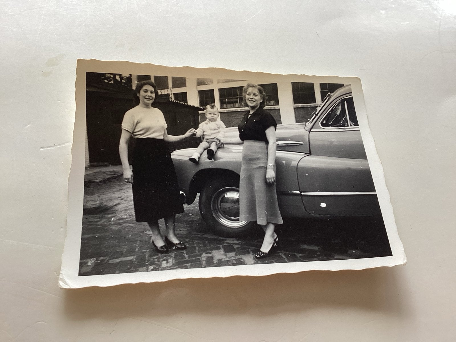 Meppel foto: Vrouw, kind en auto, Foto Vonk Meppel 6x9 cm, Gebruikt, Foto, Ophalen of Verzenden, Voor 1940
