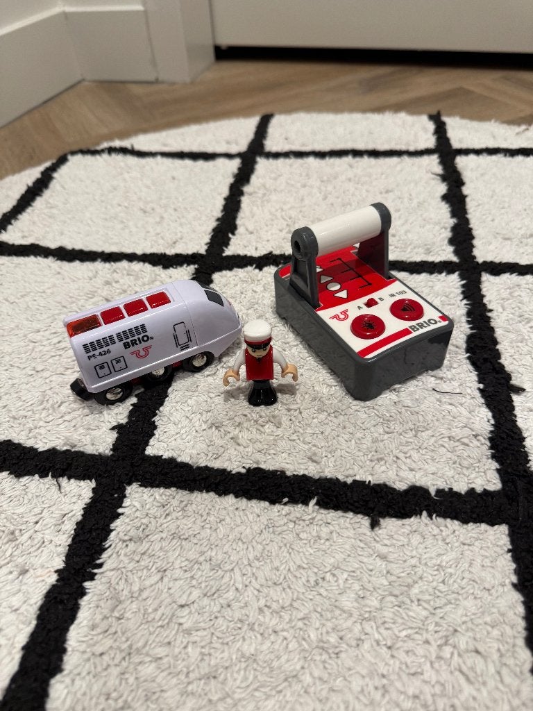 Heel goed Brio houten elektrische trein 33510 + remote set, Ophalen of Verzenden, Zo goed als nieuw