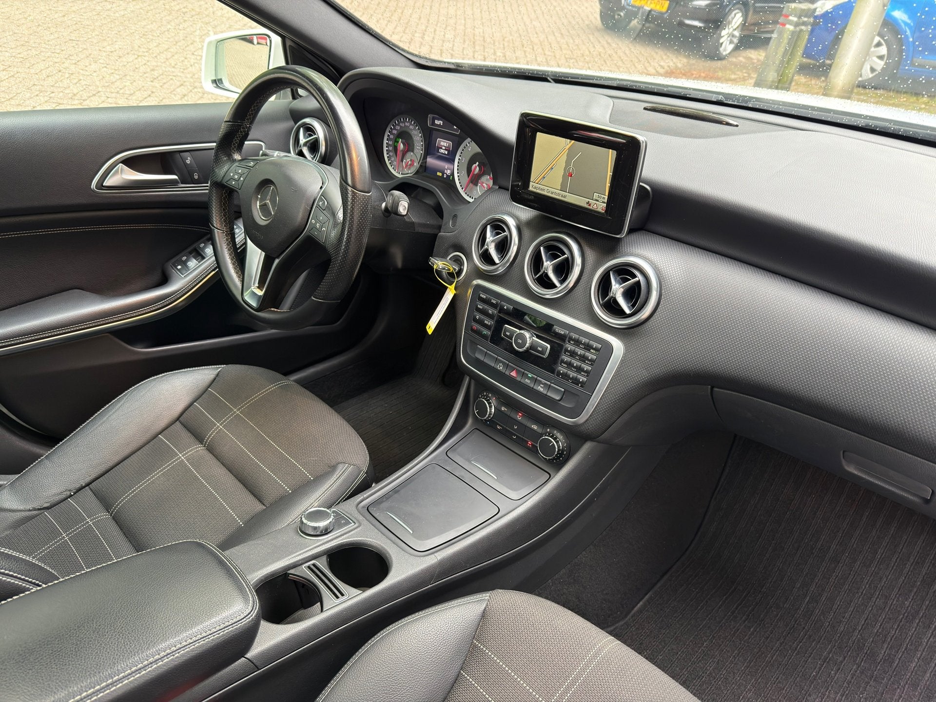 Mercedes-Benz A-klasse 250 Ambition l Pano l Cruise l Climat, 1345 kg, Gebruikt, 4 cilinders, Leder en Stof