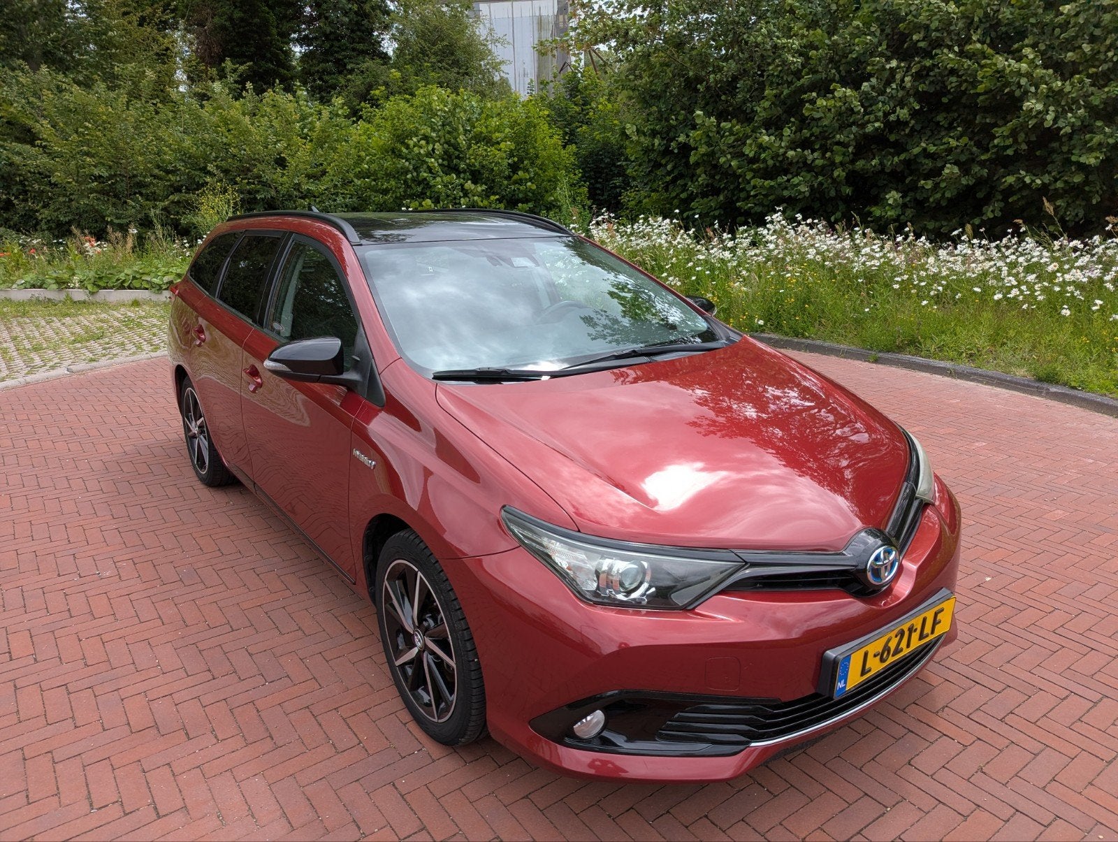 Toyota Auris TS 1.8 Hybrid 136pk Aut 2017 Rood, Auto's, Stof, Euro 6, 4 cilinders, Grijs