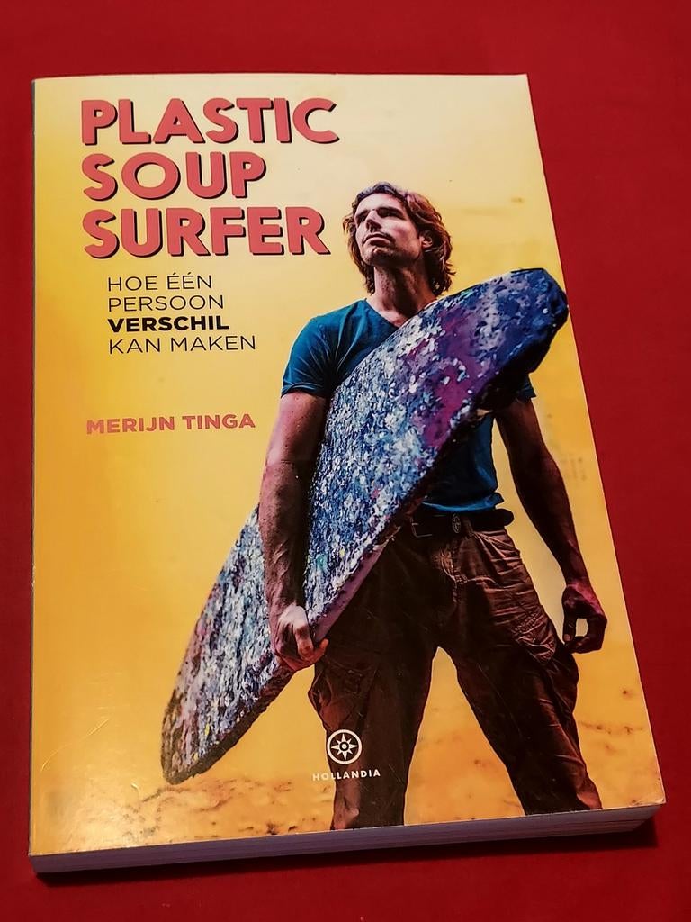 GESIGNEERD Plastic soup surfer. Merijn Tinga. 2021, Ophalen of Verzenden, Gelezen