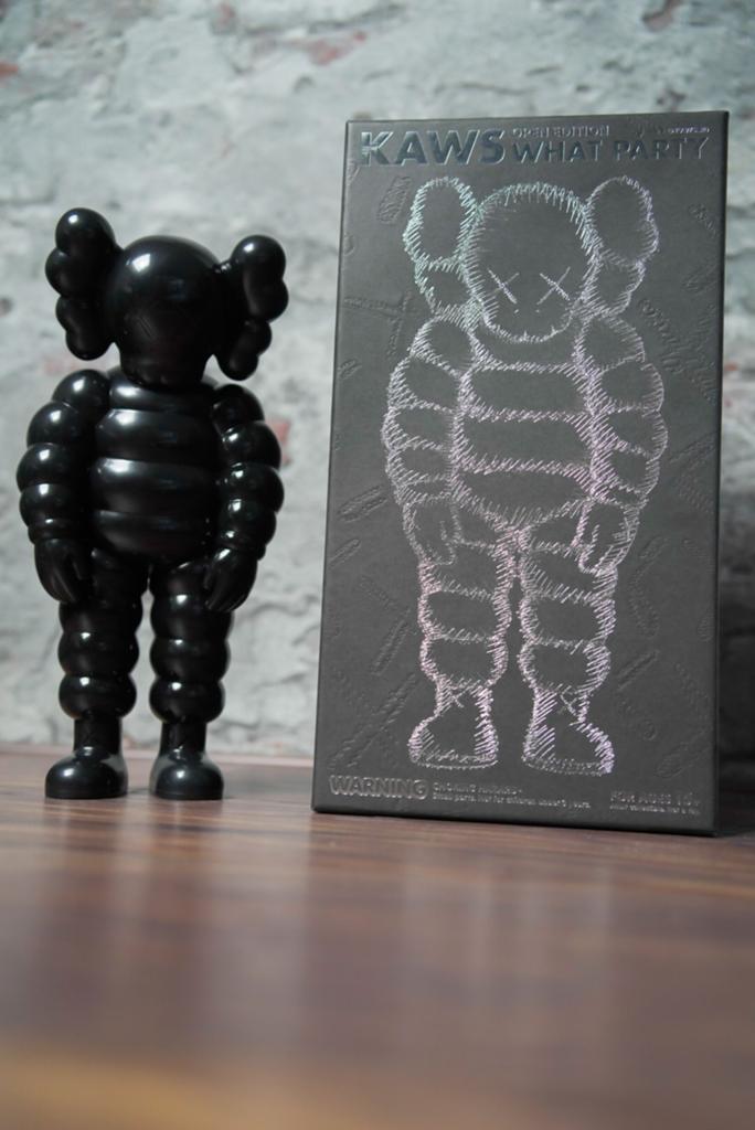 KAWS What Party Zwart - Origineel in doos, Ophalen of Verzenden, Nieuw