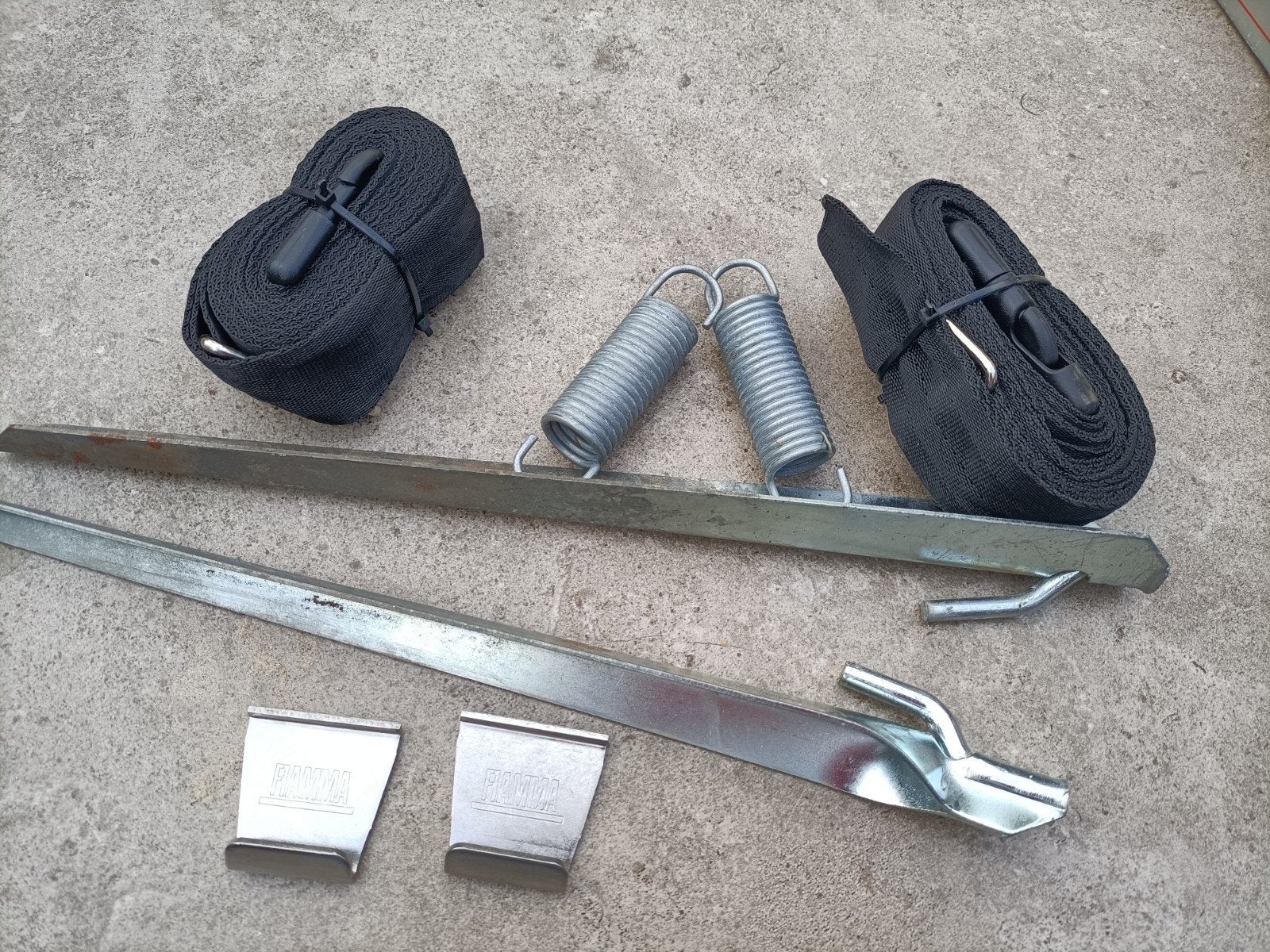 Stormbanden en grondankers voor luifel/tent (2 stuks), Caravans en Kamperen, Caravan accessoires, Ophalen, Gebruikt