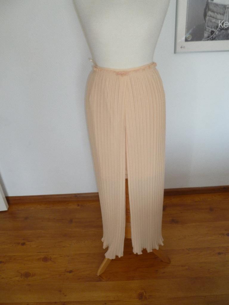 LANGERE CREME KLEURIGE PLISSÉ ROK SPLIT AAN VOORKANT MAAT 42, Kleding | Dames, Rokken, Overige kleuren, Maat 42/44 (L), Ophalen of Verzenden