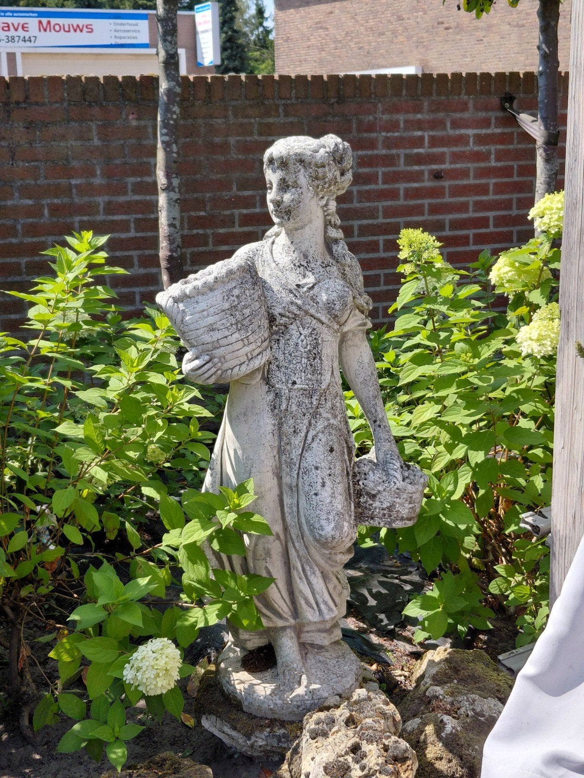 mooi tuinbeeld van vrouw met mand voor bloemetjes, Ophalen, Zo goed als nieuw, Beton, Mensenbeeld