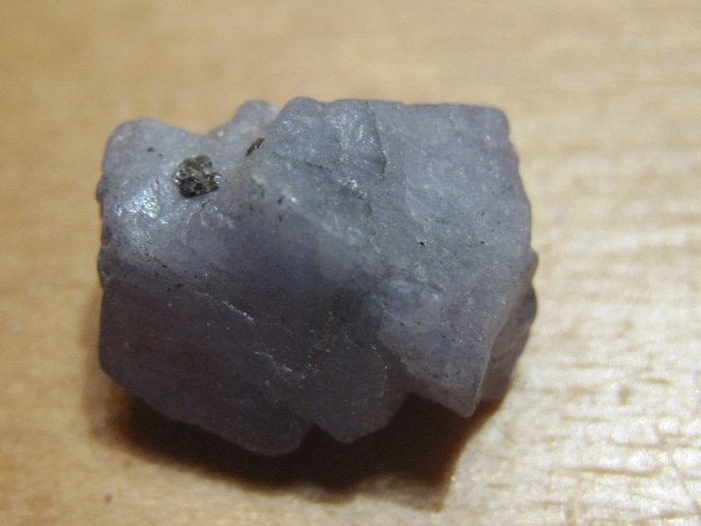 mi. 2x ruwe edelsteen TANZANIET (3), Verzenden, Mineraal