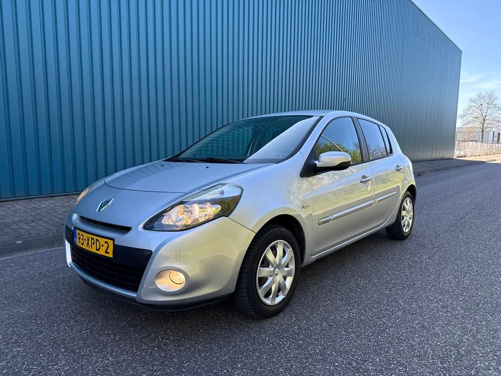 Renault Clio 1.2 16V 5-DRS 2012 | AIRCO | CRUISE | TREKHAAK, Voorwielaandrijving, Stof, 74 pk, Zwart