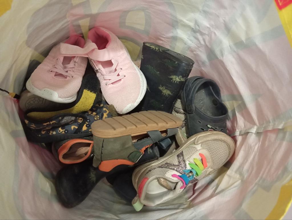 Gratis!!! kinderkleding en schoenen, Ophalen, Meisje, Schoenen