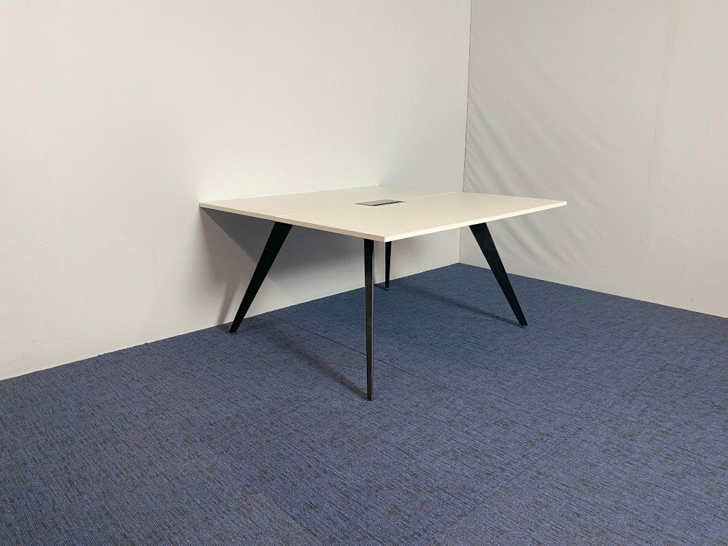 2 x Vergadertafel Wiesner Hager, incl. fliptop, 140 x 140 cm, Huis en Inrichting, Bureaus, Ophalen, Gebruikt