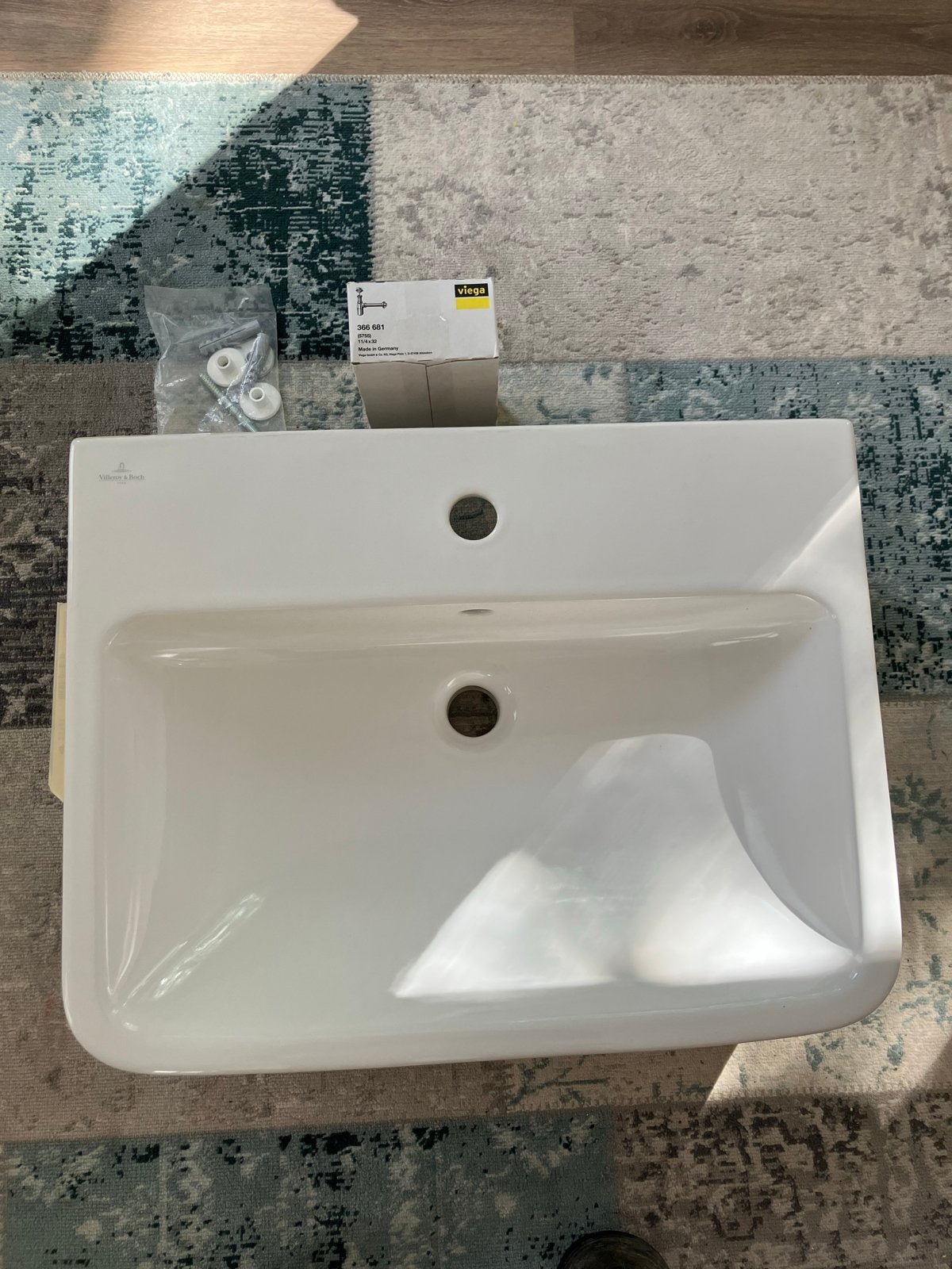 Nieuwe Villeroy & Boch wasbak met sifon en spiegel, Ophalen, Nieuw, 50 tot 100 cm, Minder dan 100 cm