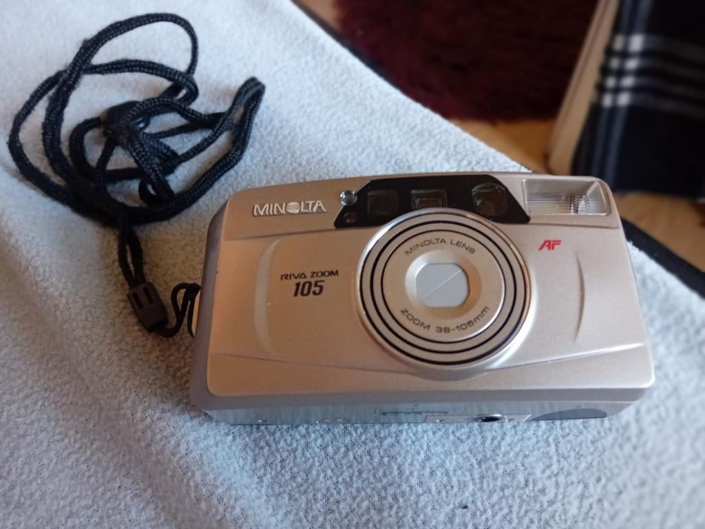 DIGITALE FOTO CAMERA MERK MINOLTA MET BESCHERM HOESJE, Audio, Tv en Foto, Fotocamera's Digitaal, Ophalen of Verzenden, Zo goed als nieuw