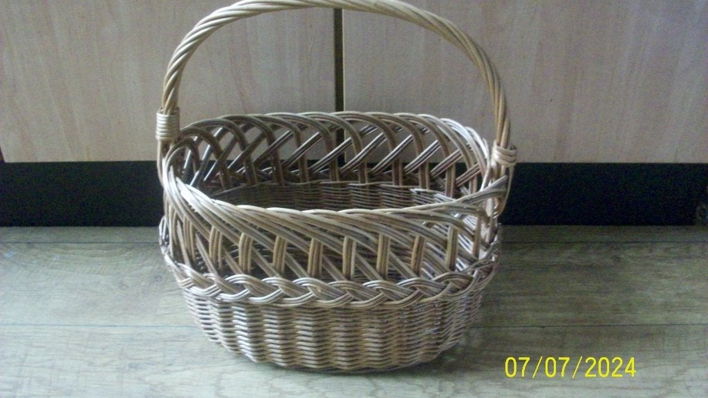 Ovale rieten mand, Huis en Inrichting, Woonaccessoires | Schalen en Manden, Mand, Ophalen of Verzenden, Zo goed als nieuw, Riet