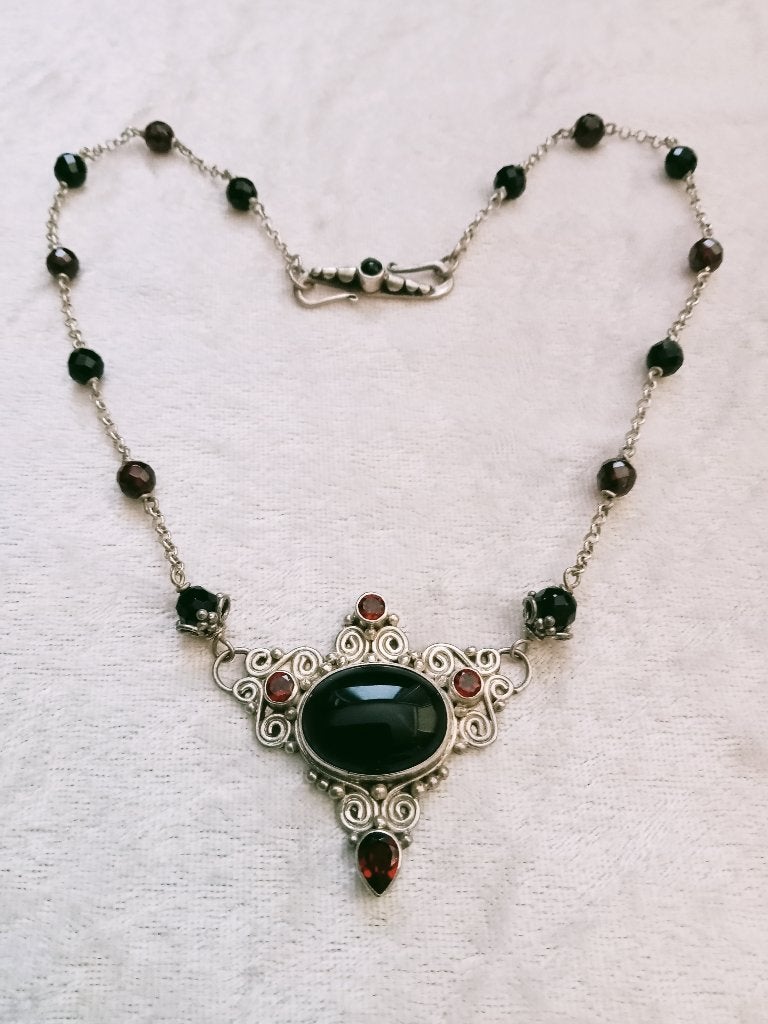 Mooi Handgemaakt Zilveren Collier - Granaten en Zwarte Onix, Verzenden, Zilver, Ring, Met edelsteen
