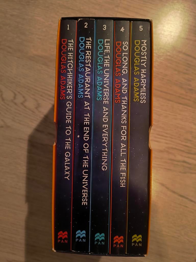 Hitchhiker's Guide to the Galaxy - Douglas Adams - Boxset, Boeken, Science fiction, Ophalen of Verzenden, Zo goed als nieuw