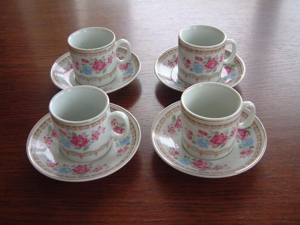 4 gave gebloemde porselein kop en schoteltjes China, Ophalen of Verzenden, Zo goed als nieuw, Porselein, Kop en/of schotel