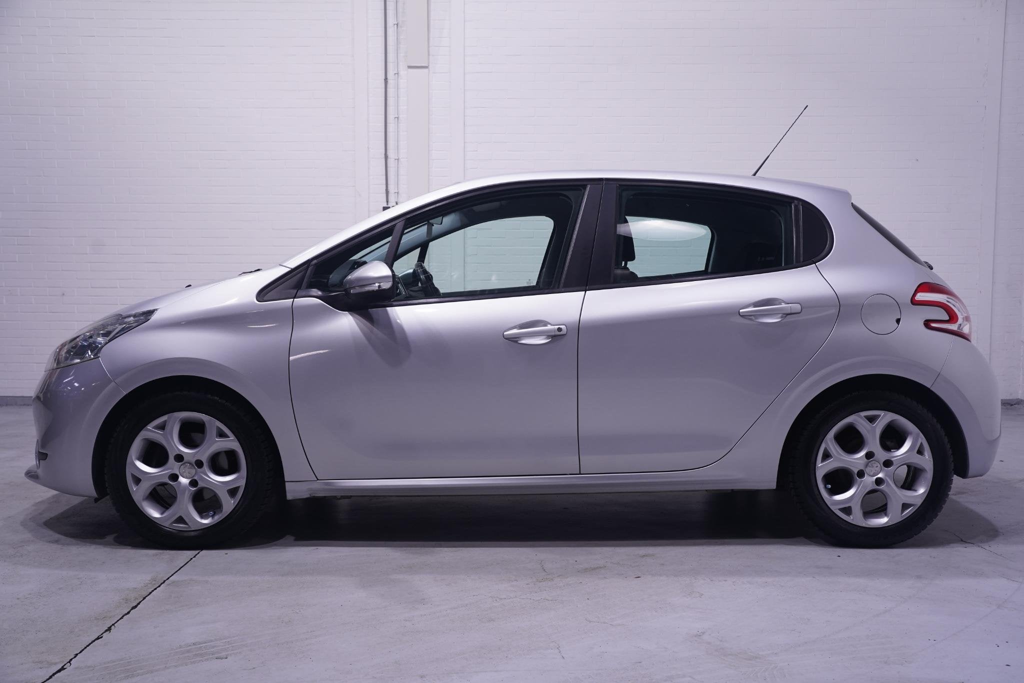 Foto 9 van Peugeot 208 1.2 VTi Blue Lease Navigatie Cruisecontrol