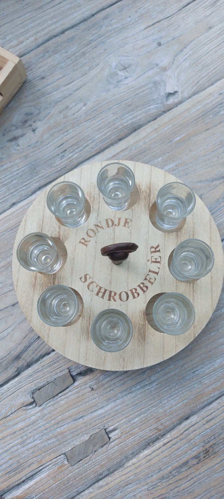 Rondje Schrobbelèr shotglaasjes op houten houder, Hout, Ophalen of Verzenden, Overige typen, Gebruikt