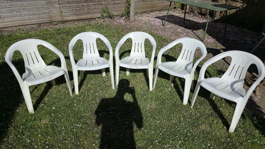 5 Witte plastic tuinstoelen met kussens, Tuin en Terras, Tuinstoelen, Ophalen, Gebruikt, Plastic, Stapelbaar