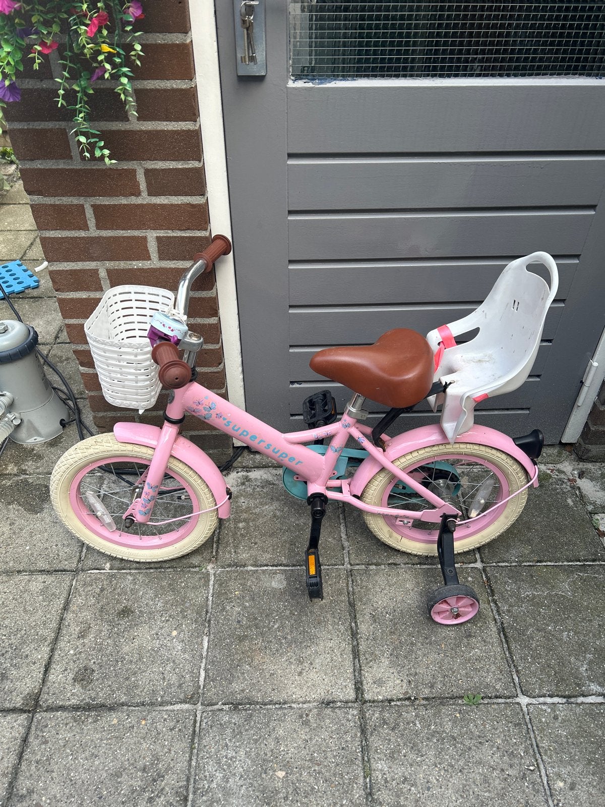 Leuke meisjesfiets met poppenstoeltje - ideaal om te leren, Fietsen en Brommers, Ophalen, Terugtraprem, Zijwieltjes, Gebruikt