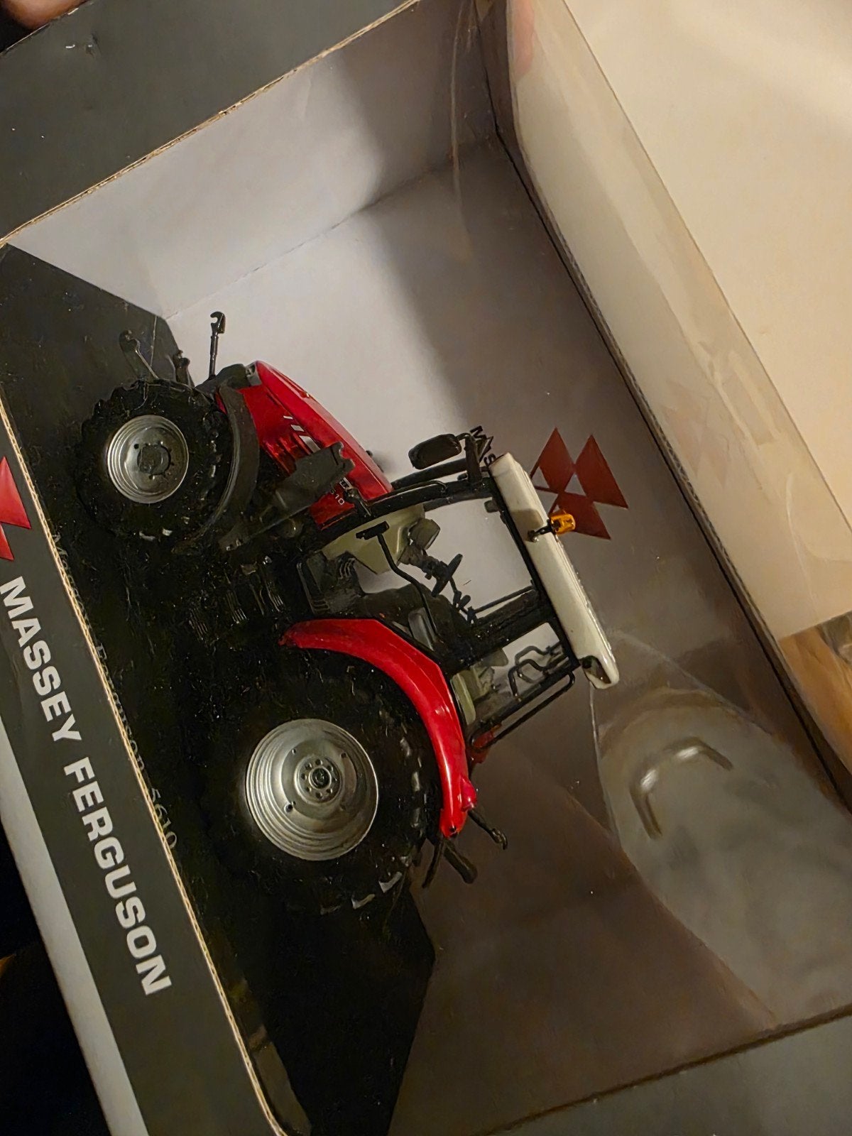 Massey Ferguson 5610 Tractor Model 1:32 - Nieuw in doos, Ophalen of Verzenden, Nieuw, Tractor of Landbouw