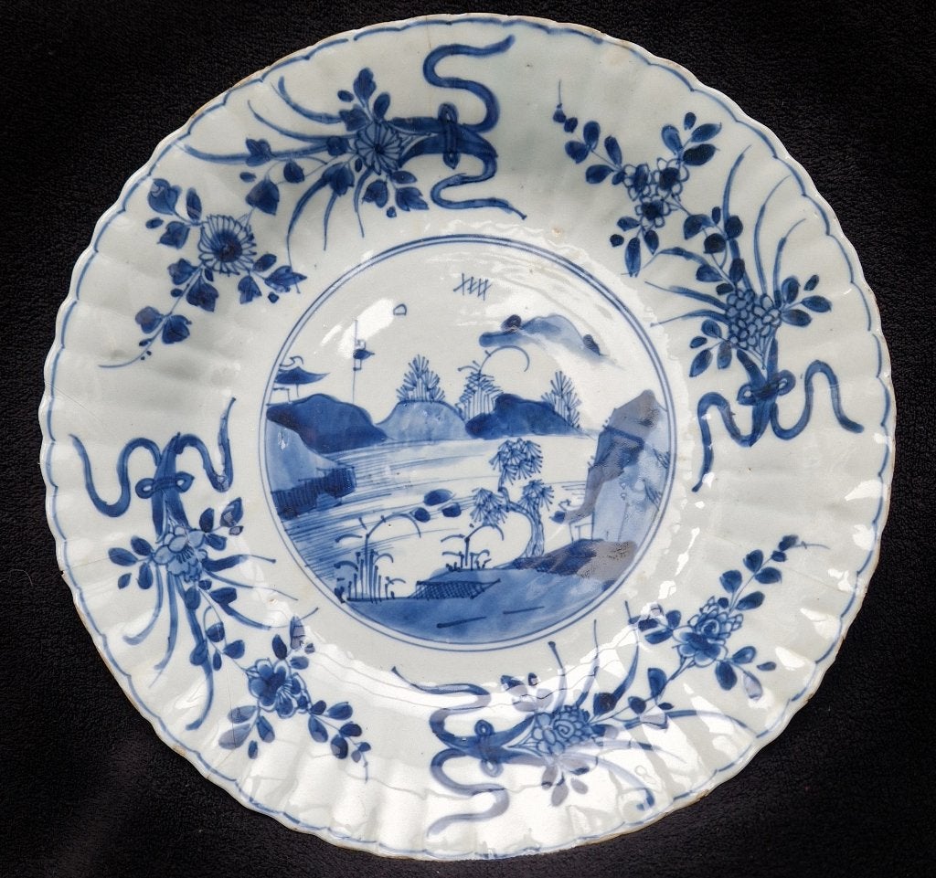Antieke grote plooischotel Chinees porselein KANGXI period?, China, Overige typen, Geschilderd, Overige materialen