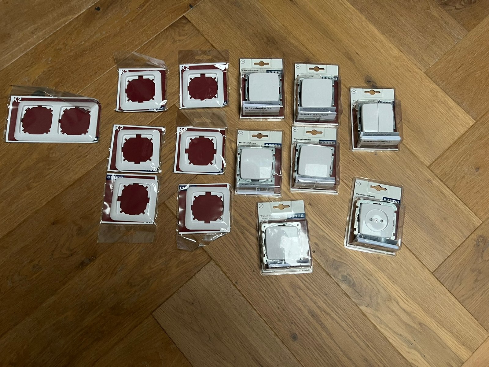 Nieuw wit schakelmateriaal; afdekramen; wisselschakelaars, Ophalen, Nieuw, Stopcontact