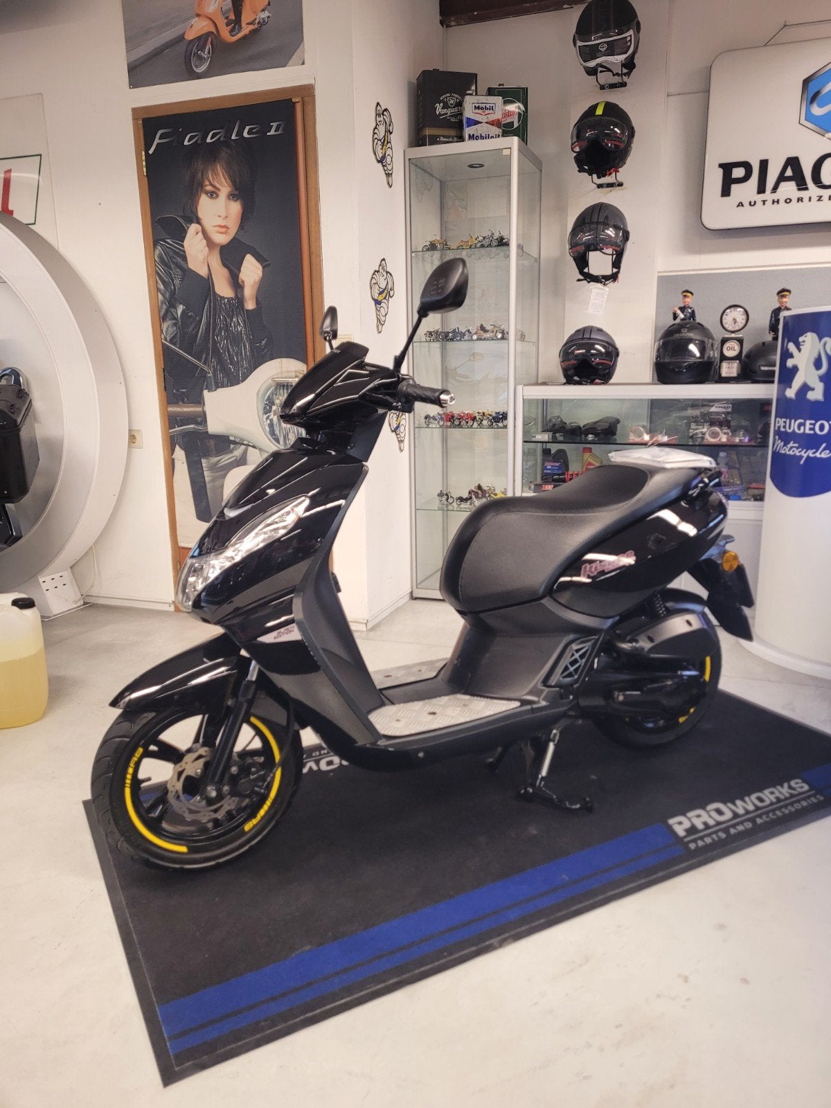 Peugeot kisbee  Black edition AANBIEDING!