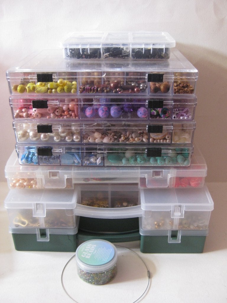 Partij kralen + onderdelen sieraden / 8 dozen, Ophalen, Zo goed als nieuw, Kraal