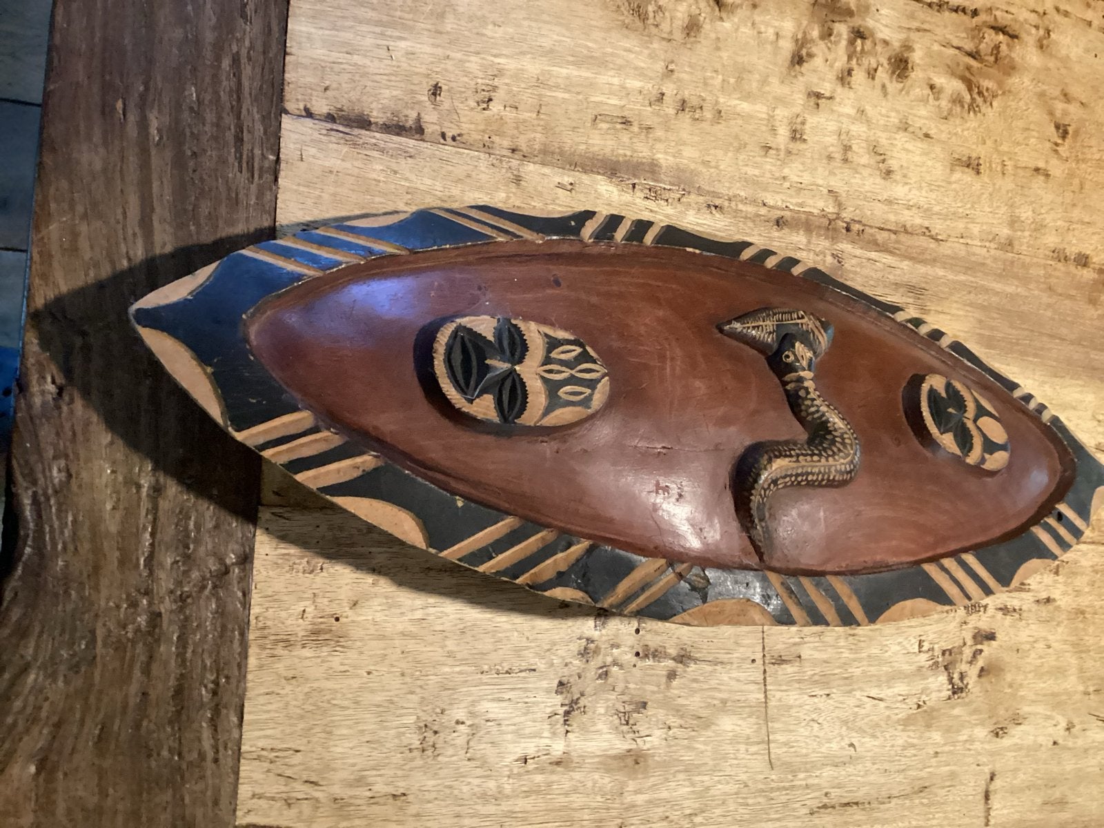 Afrikaans houten schild met slang en maskers, Bruin, Afrika, Handgemaakt, Ophalen of Verzenden