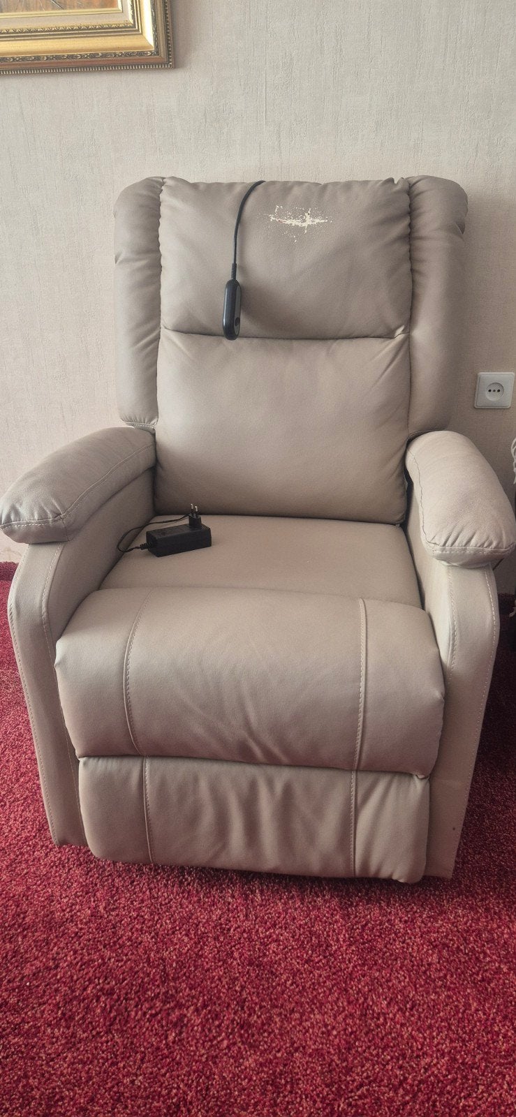 Comfortabele beige relaxfauteuil met elektrische bediening, Ophalen, Kunststof, Gebruikt, Modern comfort