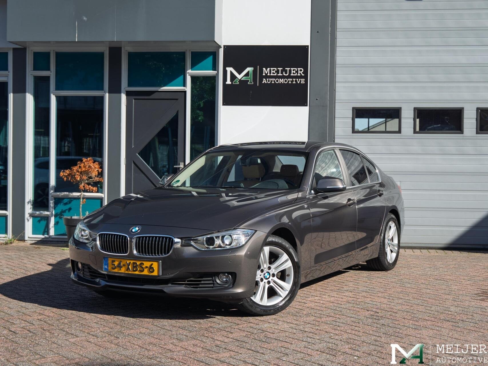 BMW 320i Upgrade Edition|Leder|Aut.|Sportstoelen|Stoelv.|Xen, Auto's, Automaat, Euro 5, Achterwielaandrijving, Gebruikt