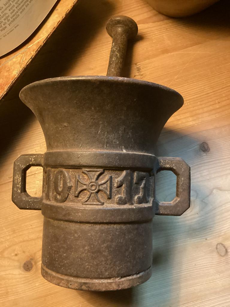 Antieke gietijzeren vijzel met stamper, jaartal 1917, Antiek en Kunst, Ophalen of Verzenden