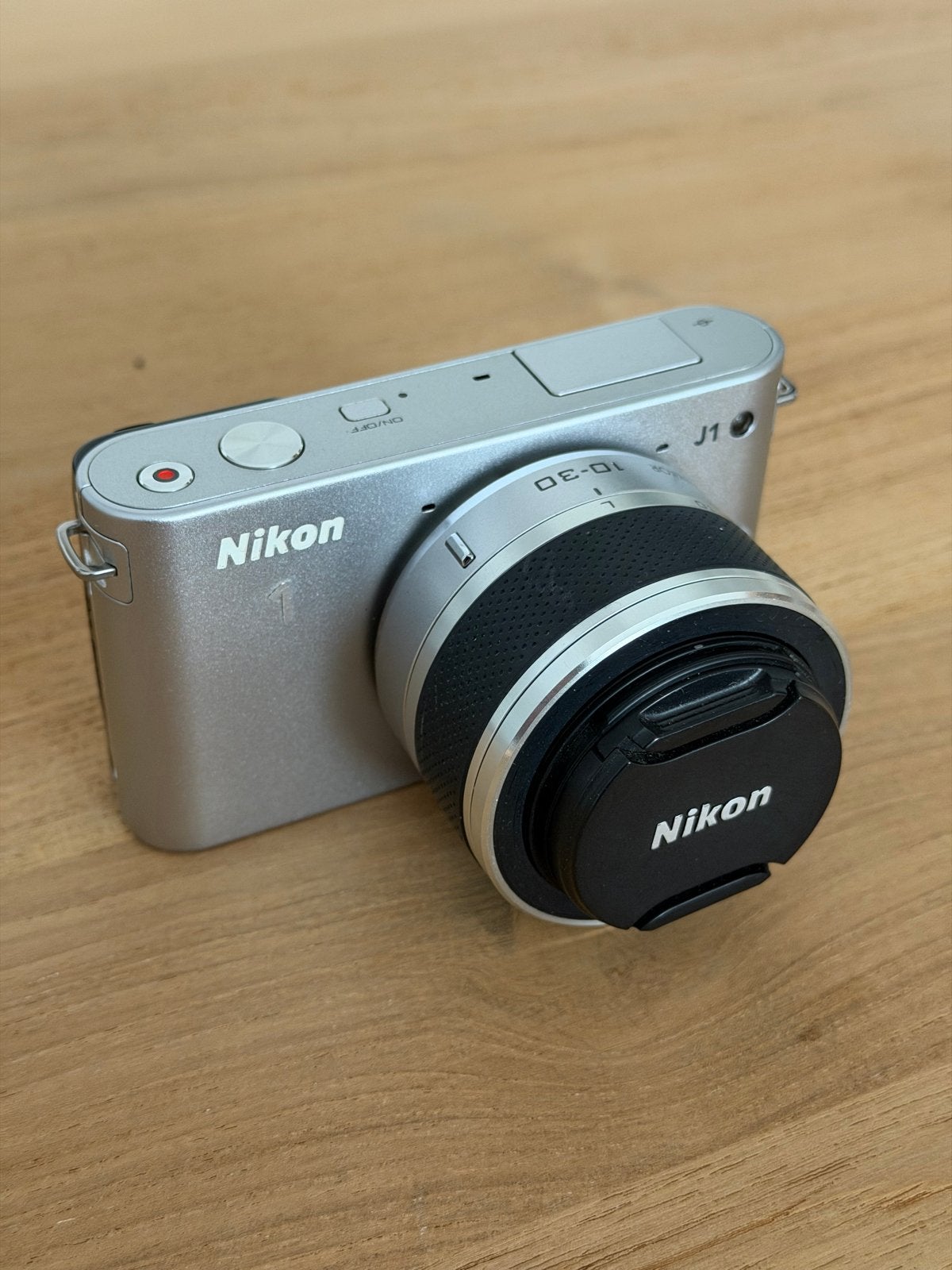 Nikon J1 Systeemcamera met 10-30mm lens en accessoires, Ophalen, Zo goed als nieuw, 4 t/m 7 keer, Accu