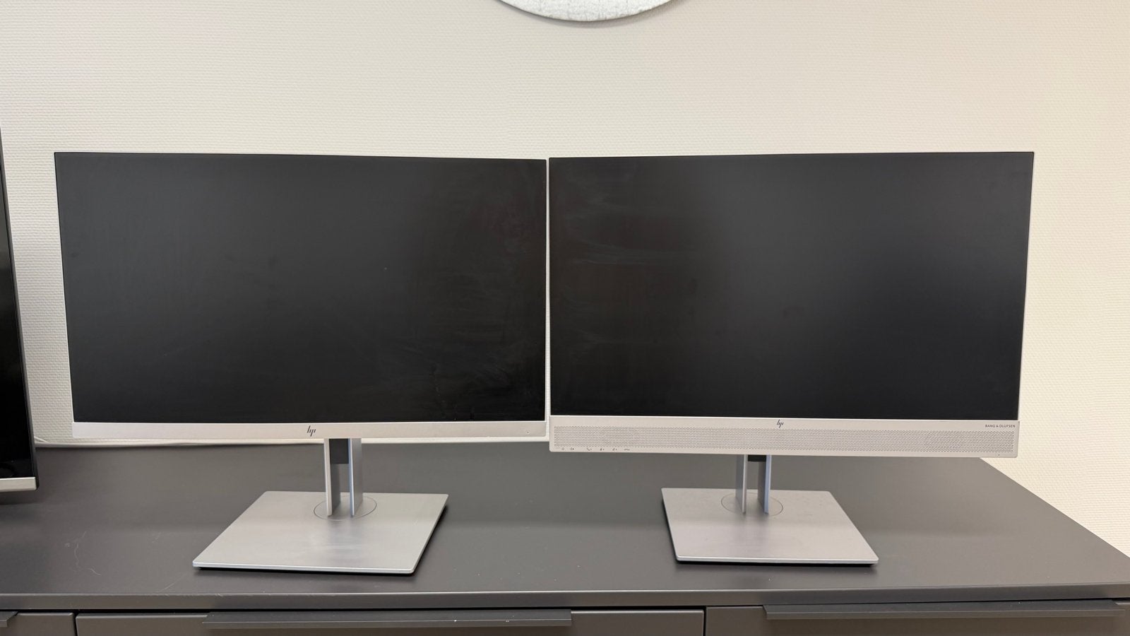 HP E243M met speakers en H243 24” Monitor (2 stuks), HDMI, IPS, In hoogte verstelbaar, Full HD
