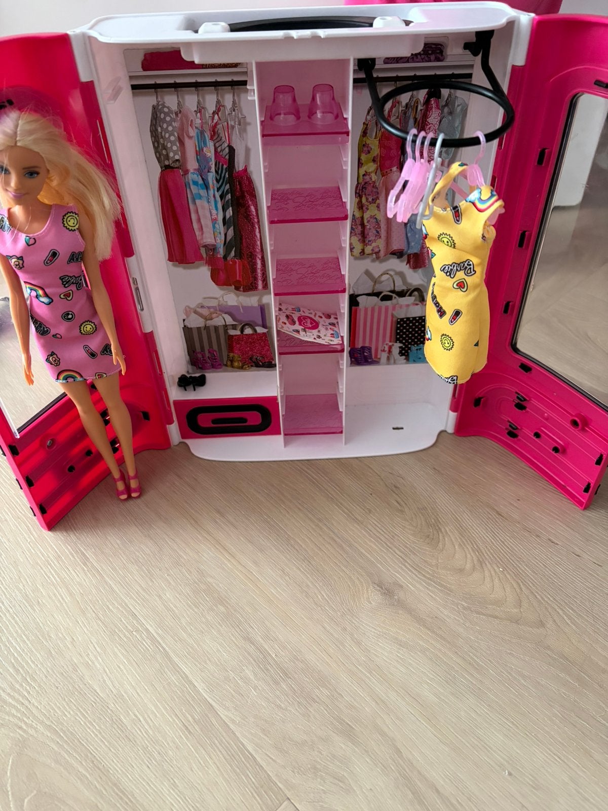 Barbie kledingkast, Ophalen of Verzenden, Zo goed als nieuw, Barbie
