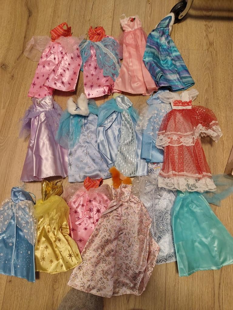 Grote collectie Barbie jurken en accessoires, Ophalen, Gebruikt, Barbie