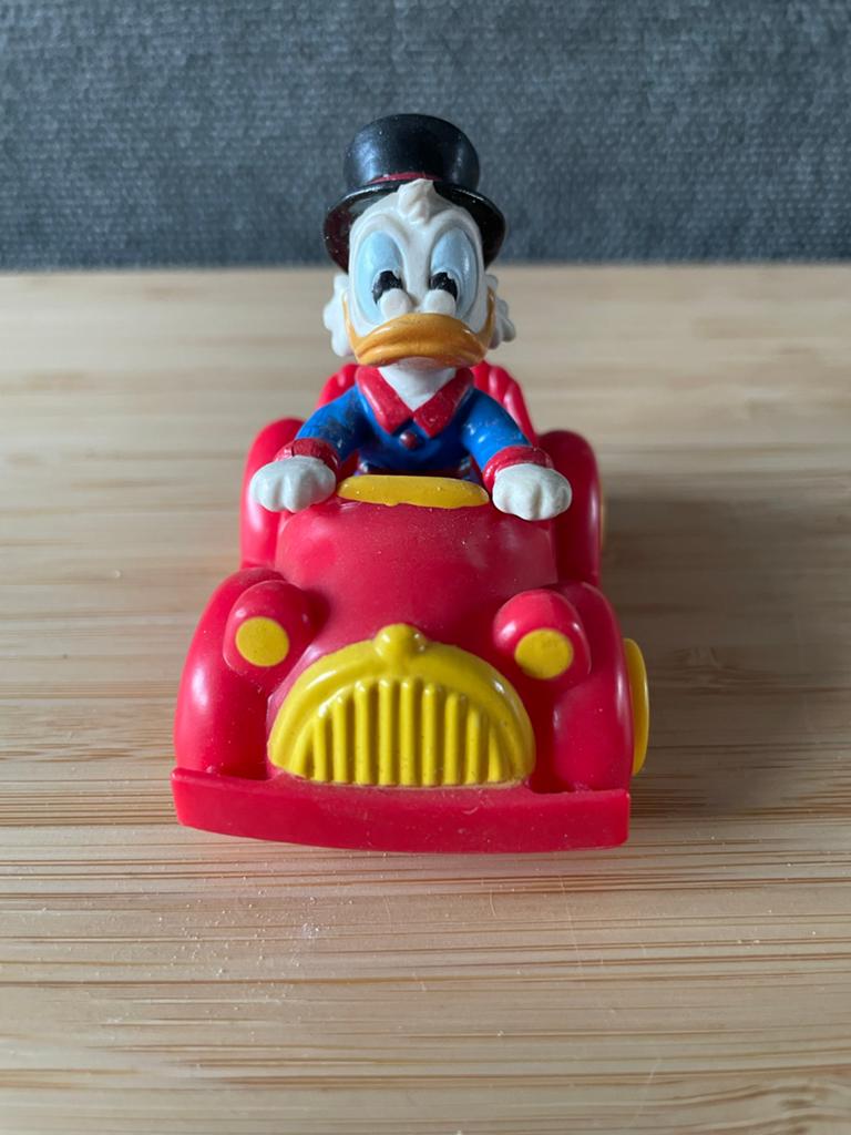 Dagobert Duck in rode auto - Disney figuur, Ophalen of Verzenden, Gebruikt