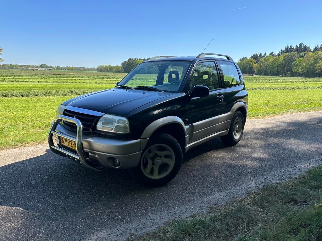 Suzuki Grand Vitara 2.0 4x4 3D 2002 Zwart, 1995 cc, 4 cilinders, Zwart, Handgeschakeld