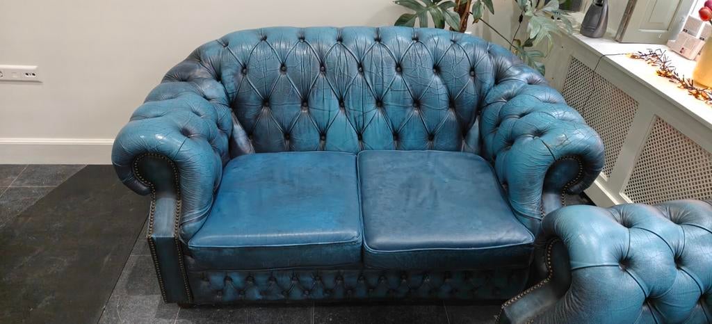 Klassieke 2-zits Chesterfield bank – blauw leer, Huis en Inrichting, Ophalen, Gebruikt, Chesterfield, Tweepersoons