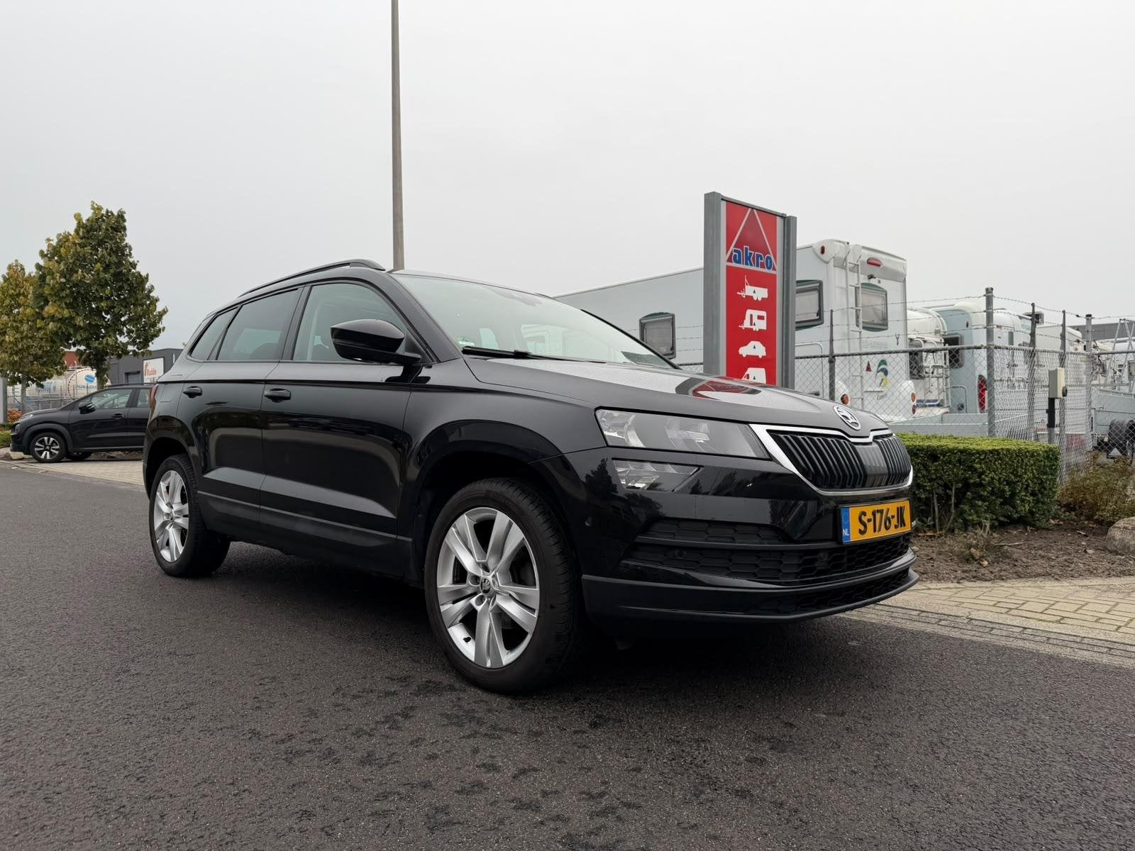 Skoda Karoq 1.5 TSI ACT Style Business | PANO | Carplay | El, Auto's, Stof, 4 cilinders, 150 pk, Zwart